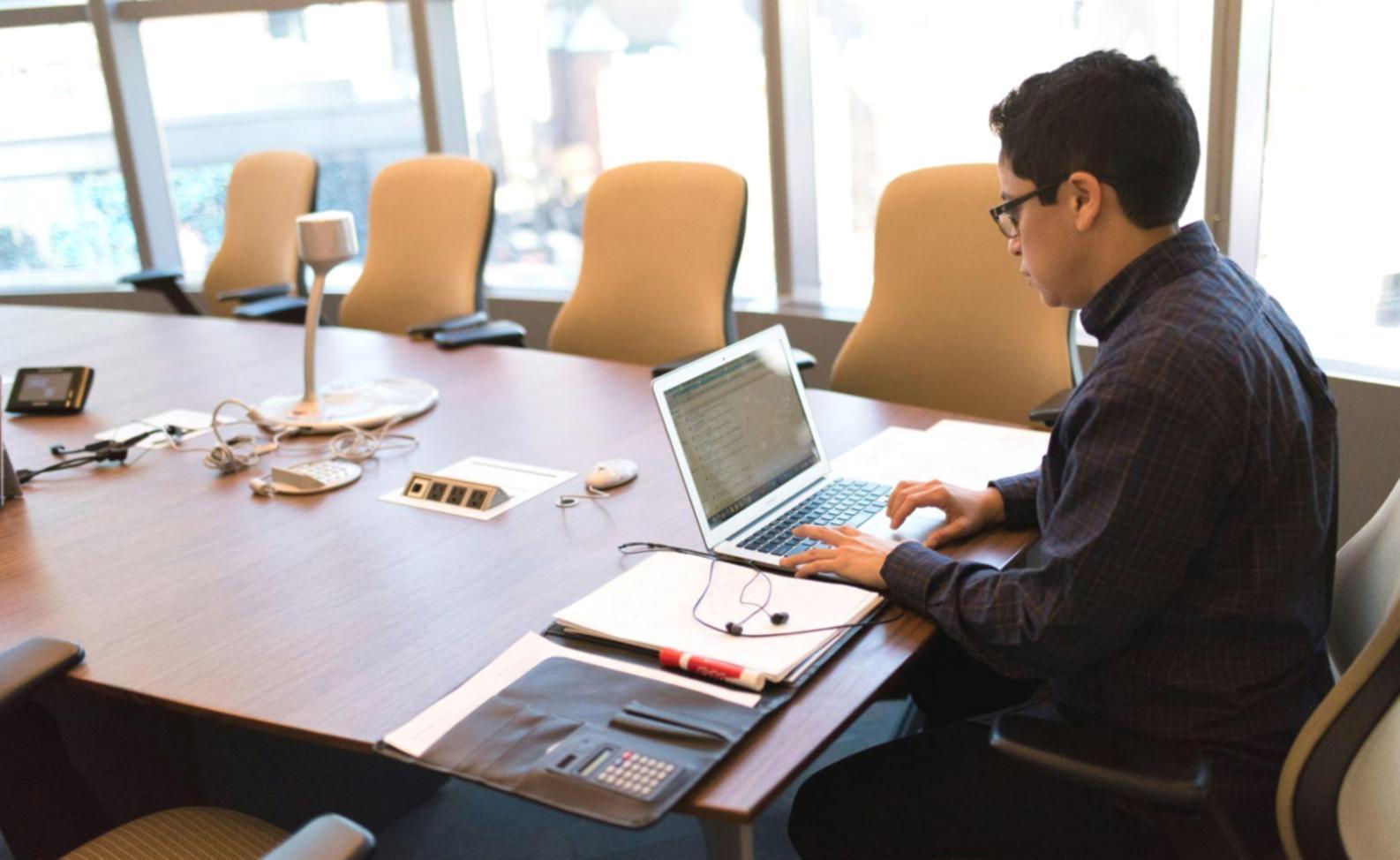 Professional trading education facility in Jeonju with modern analysis equipment and collaborative workspace